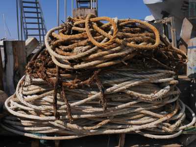 ...e grovigli di cime nautiche, a colpirci sono le imbarcazioni pi� grandi

